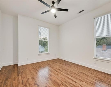 219 W Yarmouth Street - Photo Thumbnail 13