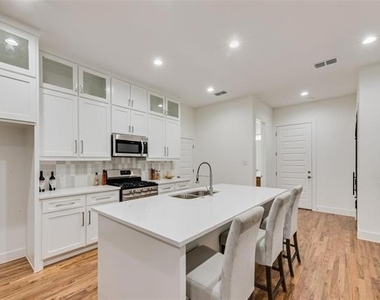 219 W Yarmouth Street - Photo Thumbnail 12