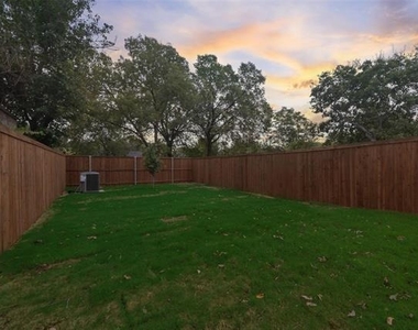 219 W Yarmouth Street - Photo Thumbnail 3