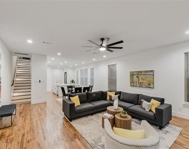 219 W Yarmouth Street - Photo Thumbnail 9