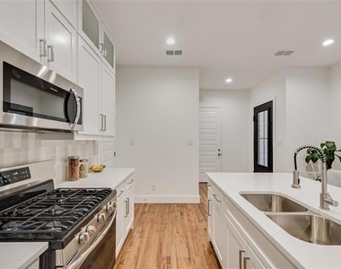 217 W Yarmouth Street - Photo Thumbnail 11
