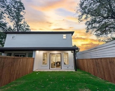 217 W Yarmouth Street - Photo Thumbnail 2