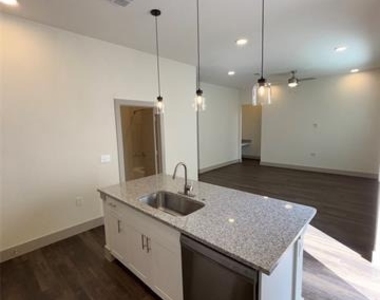 2036 Oak Grove - Photo Thumbnail 3