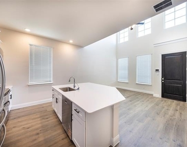 1530 Lake District Drive - Photo Thumbnail 7
