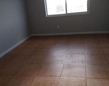 8001 Crespi Boulevard - Photo Thumbnail 4