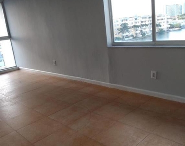 8001 Crespi Boulevard - Photo Thumbnail 3