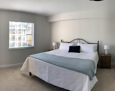 1140 Lake Shore Drive - Photo Thumbnail 6