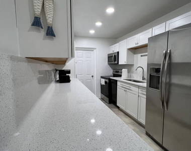 2648 Ne 15th Terrace - Photo Thumbnail 7