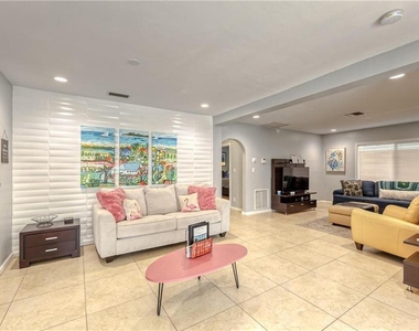 1517 Ne 17th Terrace - Photo Thumbnail 8
