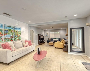 1517 Ne 17th Terrace - Photo Thumbnail 11