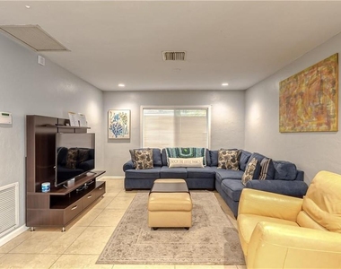1517 Ne 17th Terrace - Photo Thumbnail 12