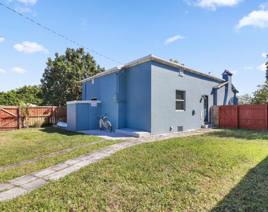 301 Hawthorne Drive - Photo Thumbnail 13