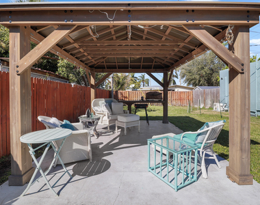 301 Hawthorne Drive - Photo Thumbnail 12