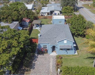 301 Hawthorne Drive - Photo Thumbnail 5