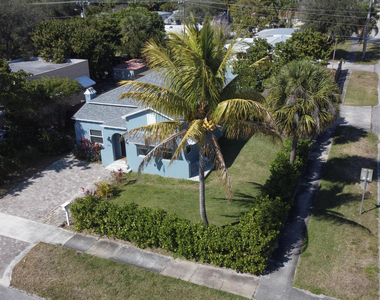 301 Hawthorne Drive - Photo Thumbnail 8
