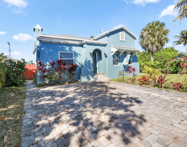 301 Hawthorne Drive - Photo Thumbnail 2