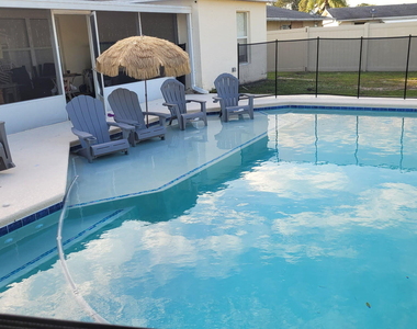 365 Nw Hibiscus Street - Photo Thumbnail 1