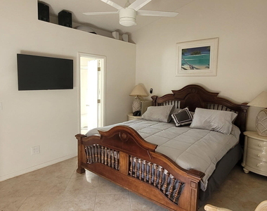 365 Nw Hibiscus Street - Photo Thumbnail 4