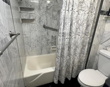 1401 N Riverside Drive - Photo Thumbnail 13
