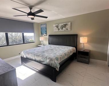 1401 N Riverside Drive - Photo Thumbnail 11