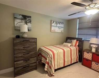 1401 N Riverside Drive - Photo Thumbnail 15