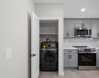 42 Lamport Avenue - Photo Thumbnail 8