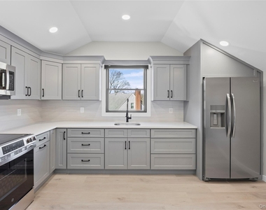 42 Lamport Avenue - Photo Thumbnail 9