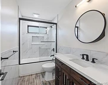 42 Lamport Avenue - Photo Thumbnail 7