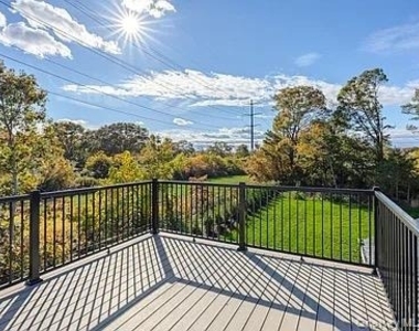 42 Lamport Avenue - Photo Thumbnail 2