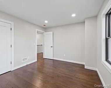 42 Lamport Avenue - Photo Thumbnail 5
