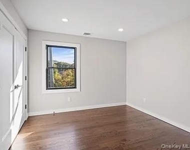 42 Lamport Avenue - Photo Thumbnail 4