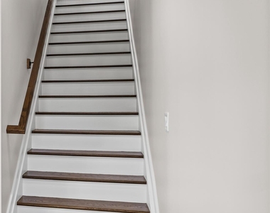 42 Lamport Avenue - Photo Thumbnail 14