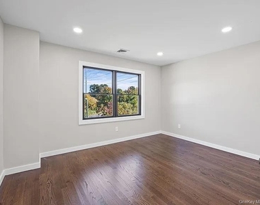 42 Lamport Avenue - Photo Thumbnail 3