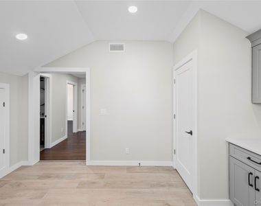 42 Lamport Avenue - Photo Thumbnail 10