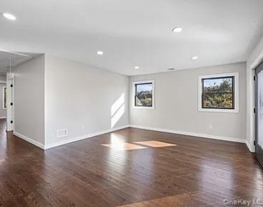 42 Lamport Avenue - Photo Thumbnail 6