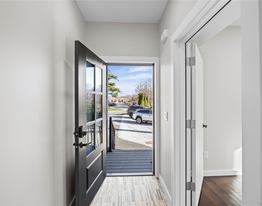 42 Lamport Avenue - Photo Thumbnail 13