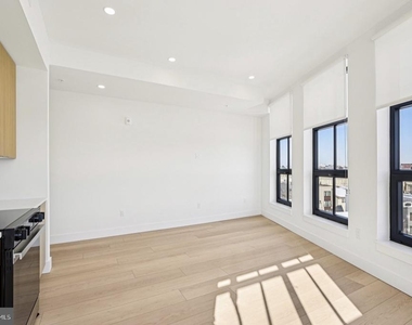 945 Frankford Ave - Photo Thumbnail 8