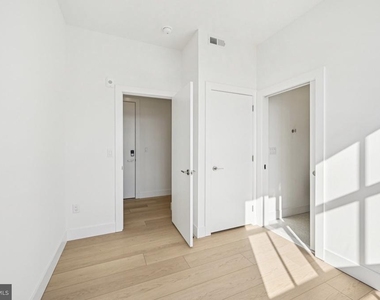 945 Frankford Ave - Photo Thumbnail 12