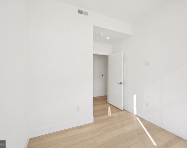945 Frankford Ave - Photo Thumbnail 11