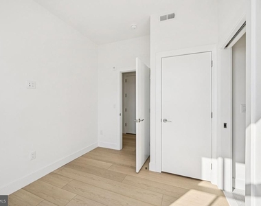 945 Frankford Ave - Photo Thumbnail 13