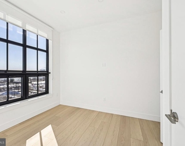 945 Frankford Ave - Photo Thumbnail 6
