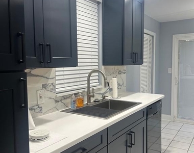2417 S Rosewood Street - Photo Thumbnail 9