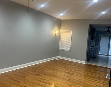 2417 S Rosewood Street - Photo Thumbnail 3