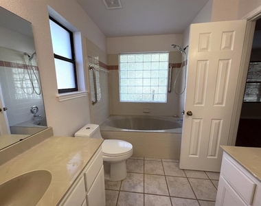 5001 Blue Bluff Rd - Photo Thumbnail 12
