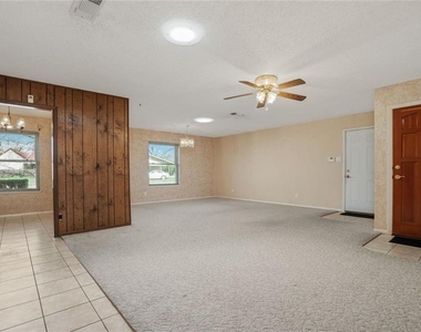 813 S Guadalupe St - Photo Thumbnail 4