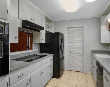 813 S Guadalupe St - Photo Thumbnail 12