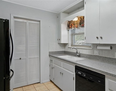 813 S Guadalupe St - Photo Thumbnail 14