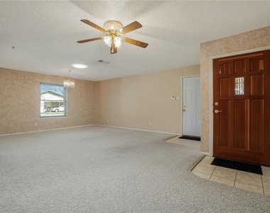813 S Guadalupe St - Photo Thumbnail 3