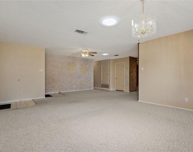 813 S Guadalupe St - Photo Thumbnail 6