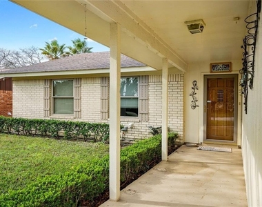 813 S Guadalupe St - Photo Thumbnail 2
